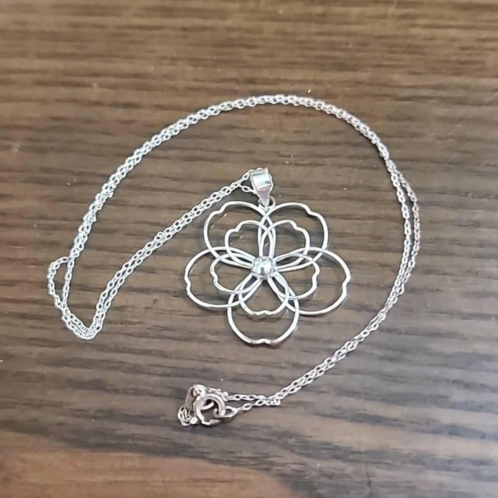 Silver flower necklace w/chain